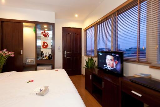 Rising Dragon Legend Hotel - Housity