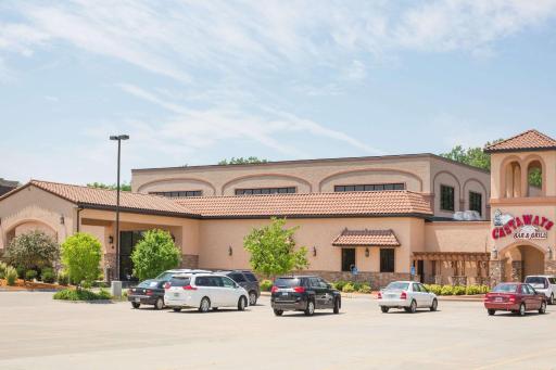 Ramada by Wyndham Des Moines Tropics Resort & Conference Ctr - Housity
