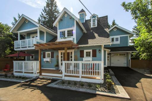 Kelowna Bed & Breakfast - CHATHAM HOUSE - Hizvo
