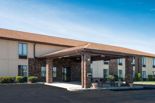 Days Inn by Wyndham Pontoon Beach - Housity