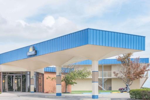 Days Inn by Wyndham St Clairsville - Housity