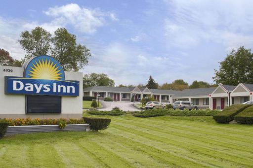 Days Inn by Wyndham Middletown - Housity