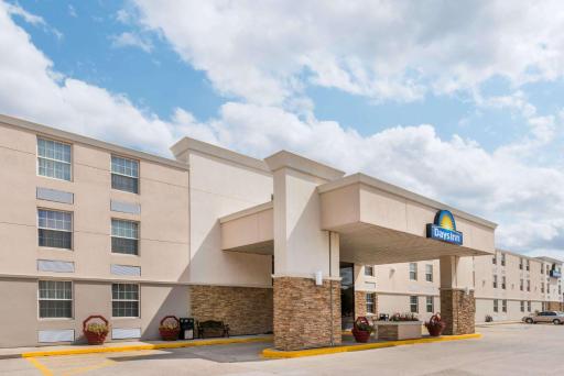 Days Inn by Wyndham Gillette - Housity