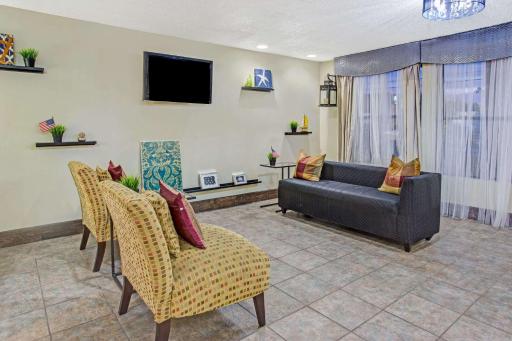 Days Inn by Wyndham Great Lakes - N. Chicago - Housity