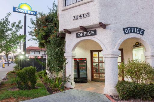 Days Inn by Wyndham Castaic Six Flags Magic Mountain - Housity