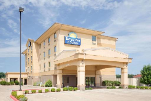 Days Inn & Suites by Wyndham Russellville - Housity