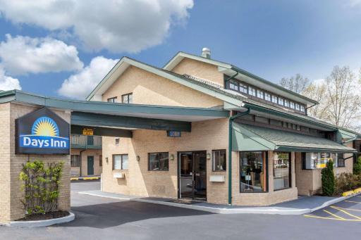 Days Inn by Wyndham Woodbury Long Island - Housity
