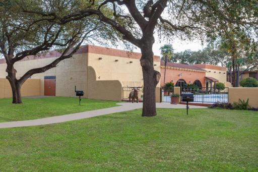 Days Inn by Wyndham Uvalde - Housity