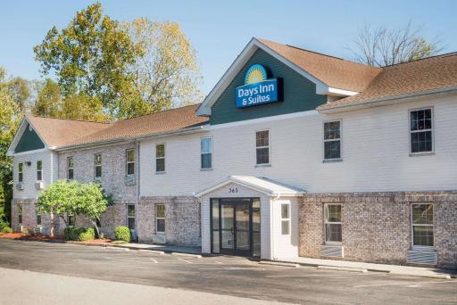 Days Inn & Suites by Wyndham Sellersburg - Housity