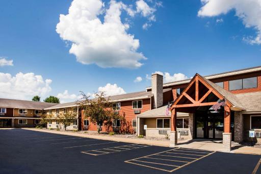 AmericInn by Wyndham Menomonie - Housity