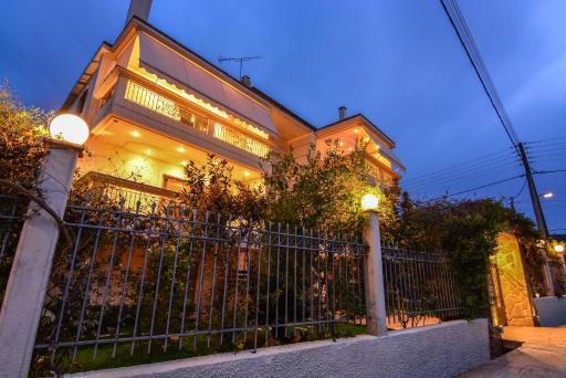Theoni's Apartments - Housity