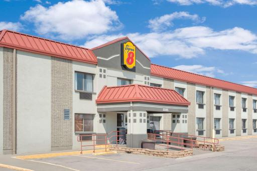 Super 8 by Wyndham Marshalltown - Housity