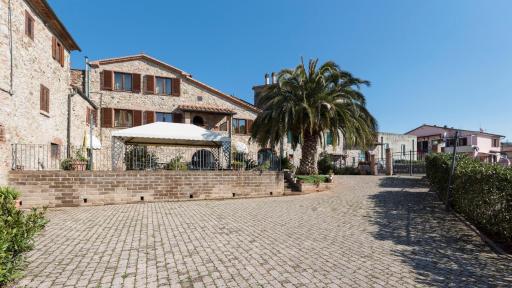 Borgo e Castello - Housity