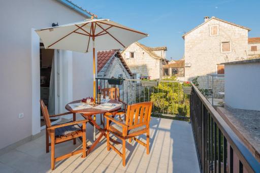 Zlatin Dvor - apartments for 3, terrace, Trogir center, beach at 5-min, BIKE friendly - Housity