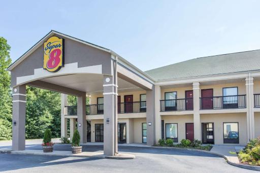 Super 8 by Wyndham Petersburg - Housity