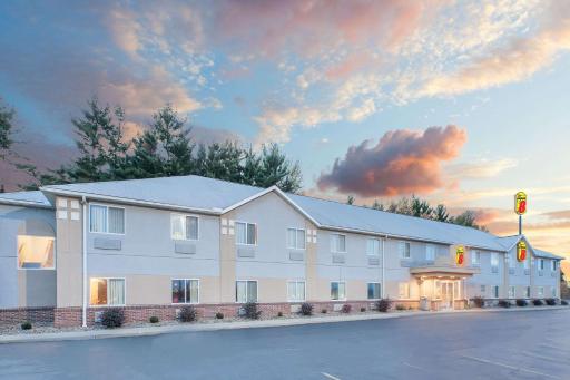 Super 8 by Wyndham Seville - Housity