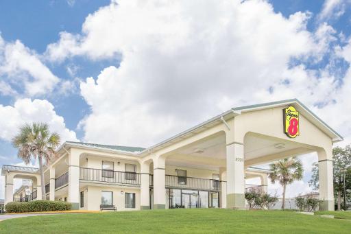 Super 8 by Wyndham Mobile - Housity