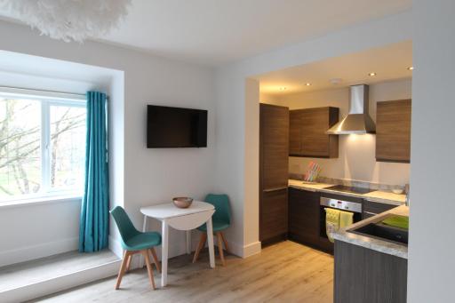 2 Serviced Apartments in Childwall-South Liverpool - Each Apartment Sleeps 6 - Housity