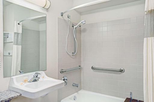 Days Inn & Suites by Wyndham Page Lake Powell - Housity