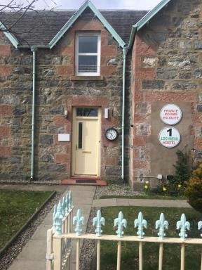 1 Lochness Rooms&Hostel - Housity
