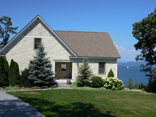Button Bay Bed and Breakfast - Housity
