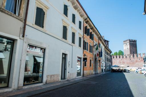 Carrera Home Appartamenti Verona - Bike Hotel - Housity