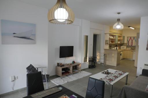 Bianco E U Apartment - Housity