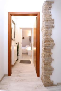 Apartment B&J Very Near Center of Town (Riva) - Housity
