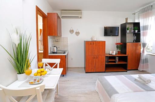 Apartment B&J Very Near Center of Town (Riva) - Housity