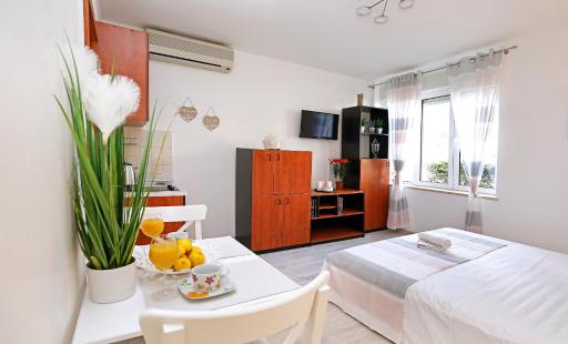Apartment B&J Very Near Center of Town (Riva) - Housity
