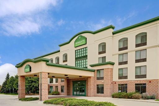 Wingate by Wyndham Fargo - Housity