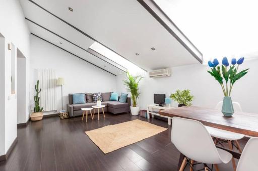 Modern top floor loft at Malasaña's heart - Housity