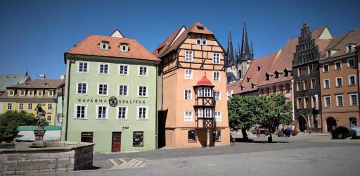 Skromný apartmán v centru Chebu - Housity