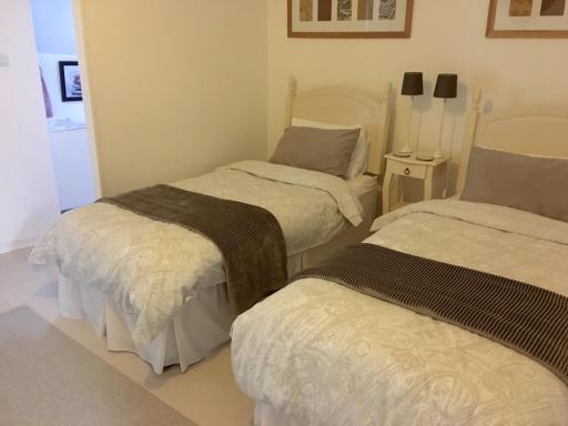 Riverside Barn - Housity