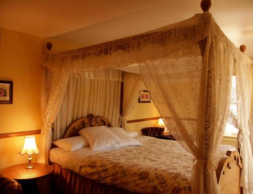 Chequers Inn Hotel - Housity