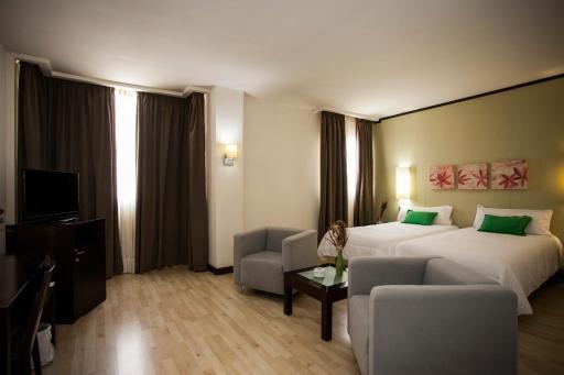 Hotel Puerta de Ocaña - Housity