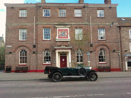 The Londesborough Arms bar with en-suite rooms - Housity