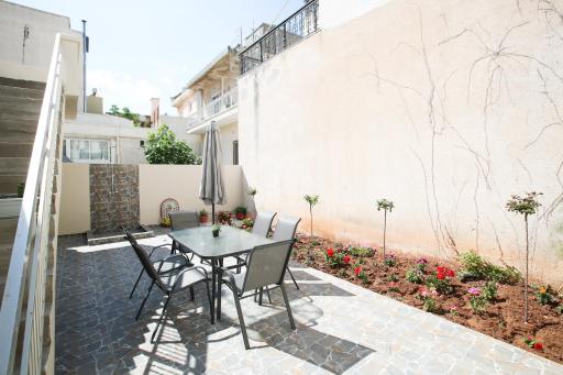 Amazing house with private backyard - Housity