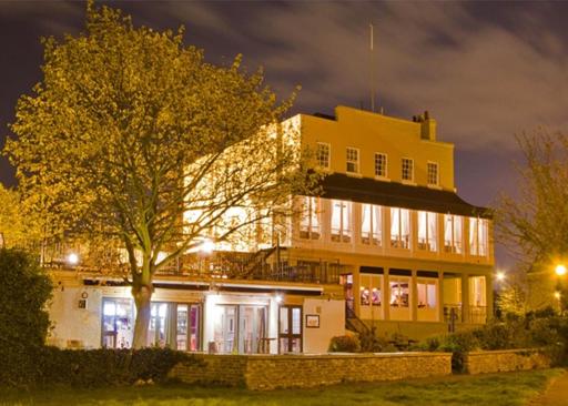 Royal Hotel, Bar & Grill - Housity