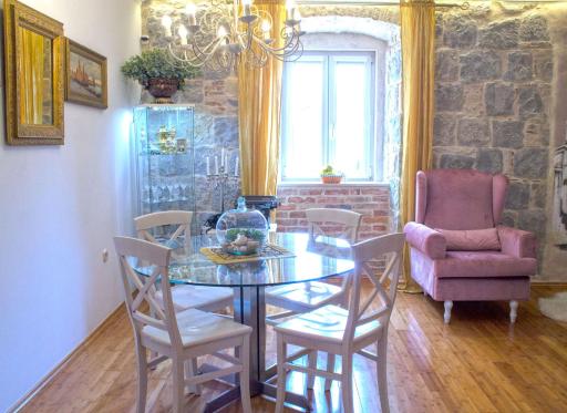 Split Theatre Apartments - Housity