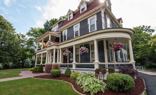 Carriage House Inn - Housity