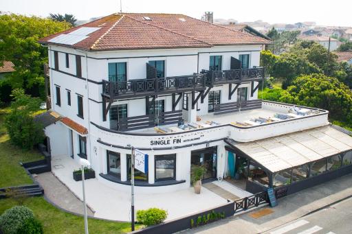 Single Fin Hotel & Lodge - Housity