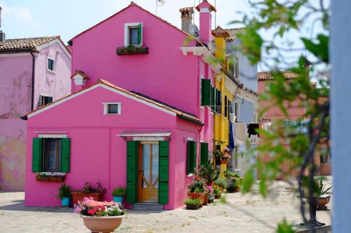Night Galleria holiday home - bed & art in Burano - the pink house - Housity