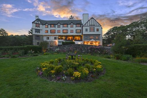 Benbow Historic Inn - Housity