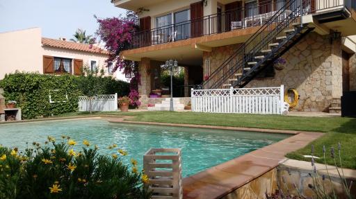 Sunny Holiday Home - Housity
