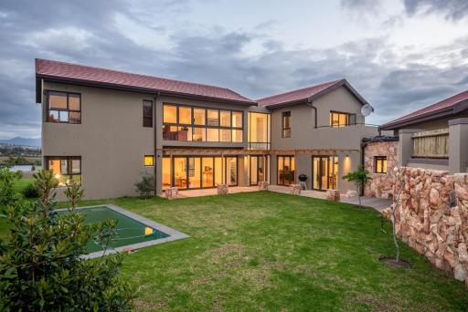 Modern spacious home in heart of Cape Winelands - Housity