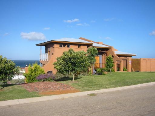 The Gem sea facing free standing holiday house solar power - Housity