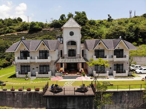 Black Chimney - Housity