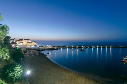 Leny's Seaside House - Housity