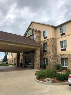 Countryview Inn & Suites - Housity